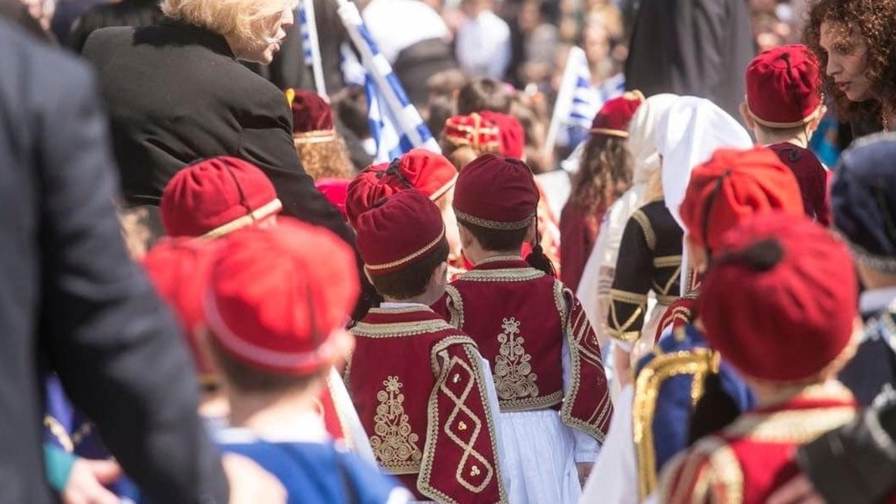 Είμαστε περήφανοι απόγονοι ηρώων.